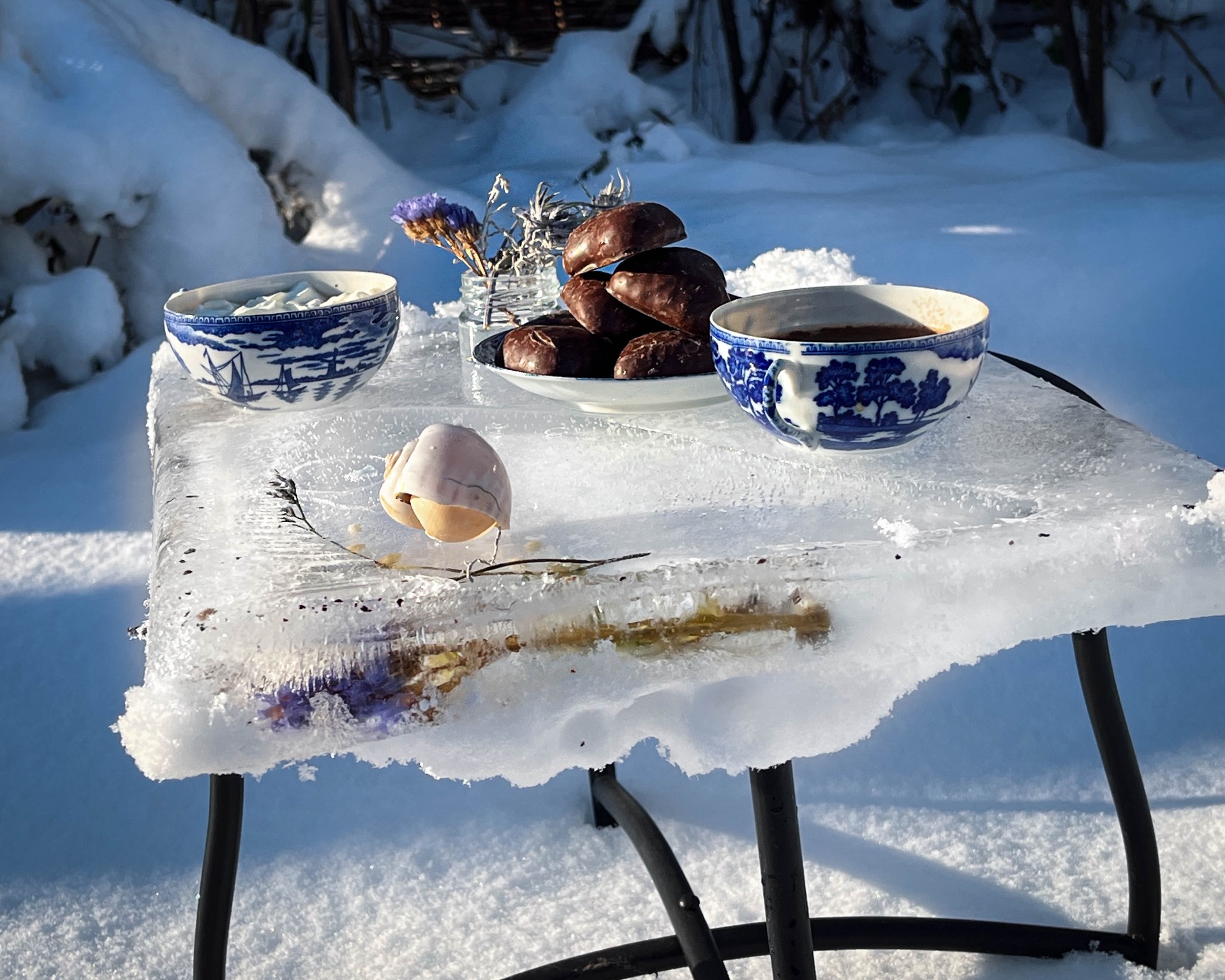 Ein Tisch aus Eis- Dekoration für den Garten in der kalten Jahreszeit